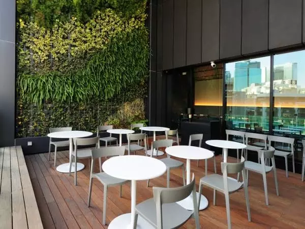 テラス席で楽しむ東京グルメ体験