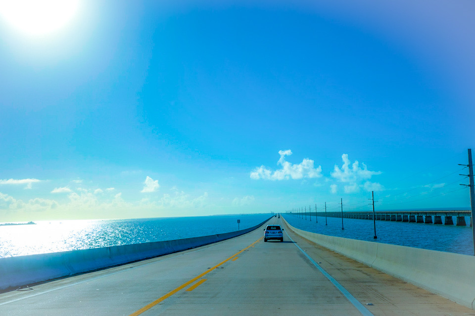 アメリカ最南端にあるキーウェスト、フロリダ🇺🇸, 日本人にはあまり知られていない穴場で, アメリカ人にとってのハワイみたいな場所🌺,動画の21秒以降は, ケイデンの両親の船に申し込むとできることで, プライベートビーチやシュノーケリング、魚釣りなど,色々なアクティビティができます。,