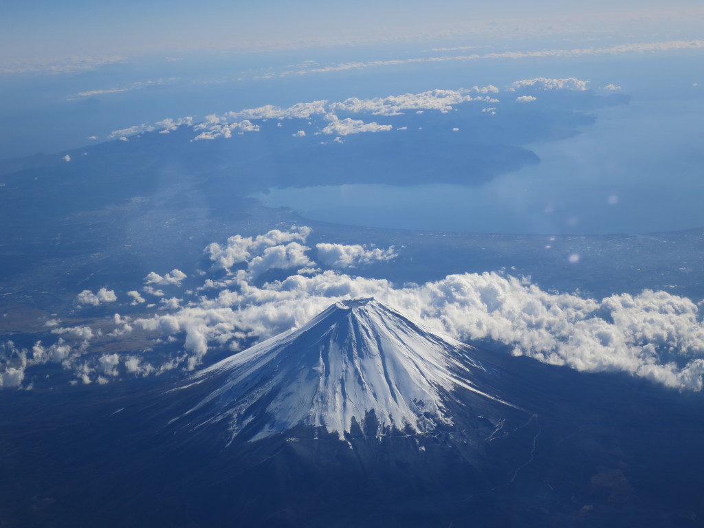 飛行機の窓から眼下に広がる街の夜景は格別にキレイ