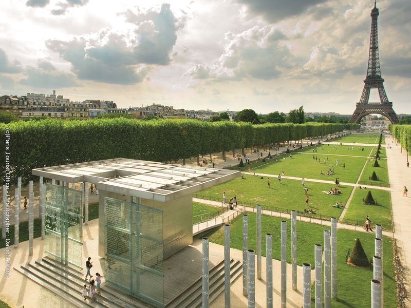 シャンドマルス公園とエッフェル塔 - 商用利用可能な写真素材・イラスト素材ならストックフォトの定額制ペイレスイメージズ