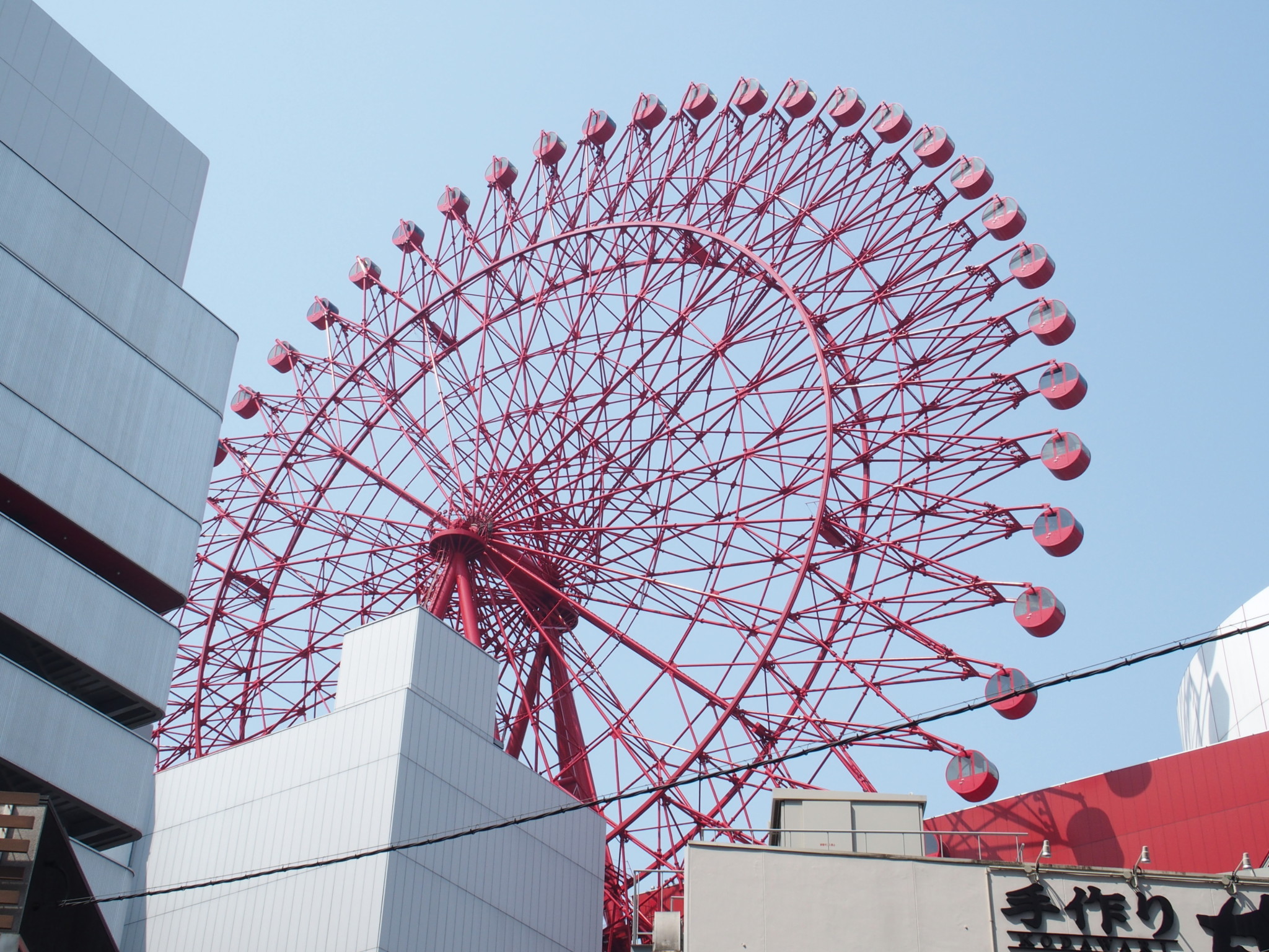 梅田駅高層ビル群の中にある都会のど真ん中の赤い観覧車🎡ヘップファイブ♪阪急グランドビル31階から撮影。地上の人がアリさん🐜のように見えます♪😊ヘップファイブ観覧車阪急グランドビル31階梅田駅大阪駅都会の観覧車奈村工務店