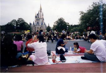 北芝生広場でシートを広げ、花見を楽しむ人々＝高松・栗林公園で春のライトアップ - 高松経済新聞