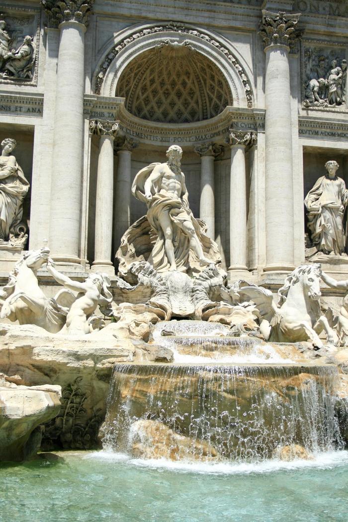 トレビの泉、真っ赤に ローマの観光名所トレビの泉、真っ赤に 赤に染まったトレビの泉１９日、ローマで、染料のようなものが投げ込まれ、赤色に染まった「トレビの泉」