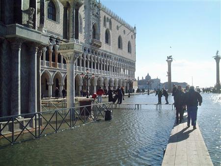 イタリア ベネツィアのサンマルコ広場水没の写真素材FYI01250148ストックフォトの Qlean Market