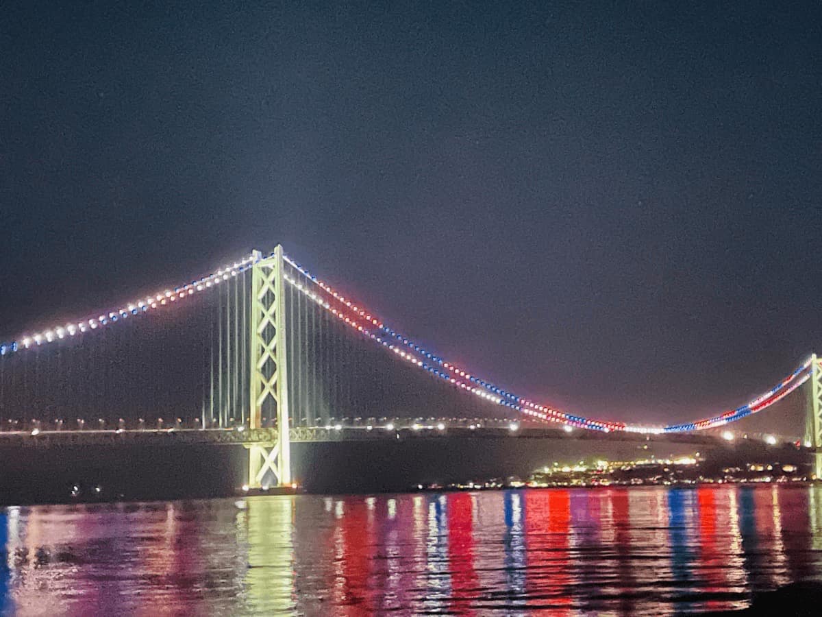 明石海峡大橋のライトアップ。レインボーカラーに染まる海 by sorayuka7055 神戸フォト神戸ジャーナル