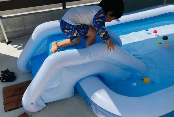 9メートルのウォータースライダーをパパが自宅にDIY こだわり満載の仕上がりが110万再生突破し「家プールの域を超えてますね」 1 2ねとらぼ