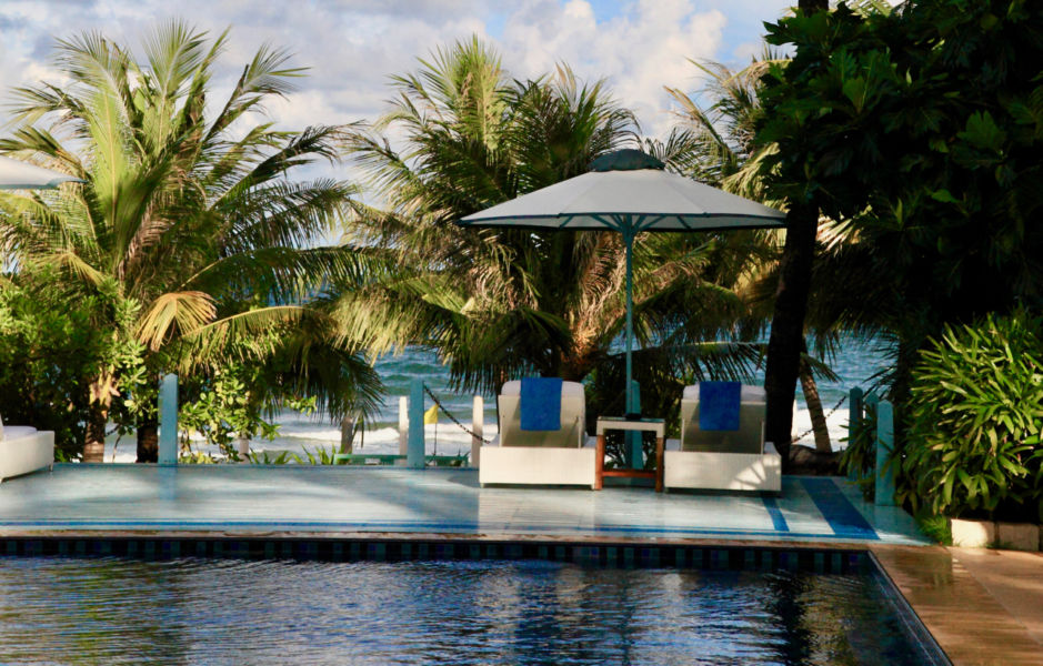 自宅に居ながらリゾート気分 スペースいっぱいにデイベッドの置かれたベランダの屋外リビング住宅デザイン