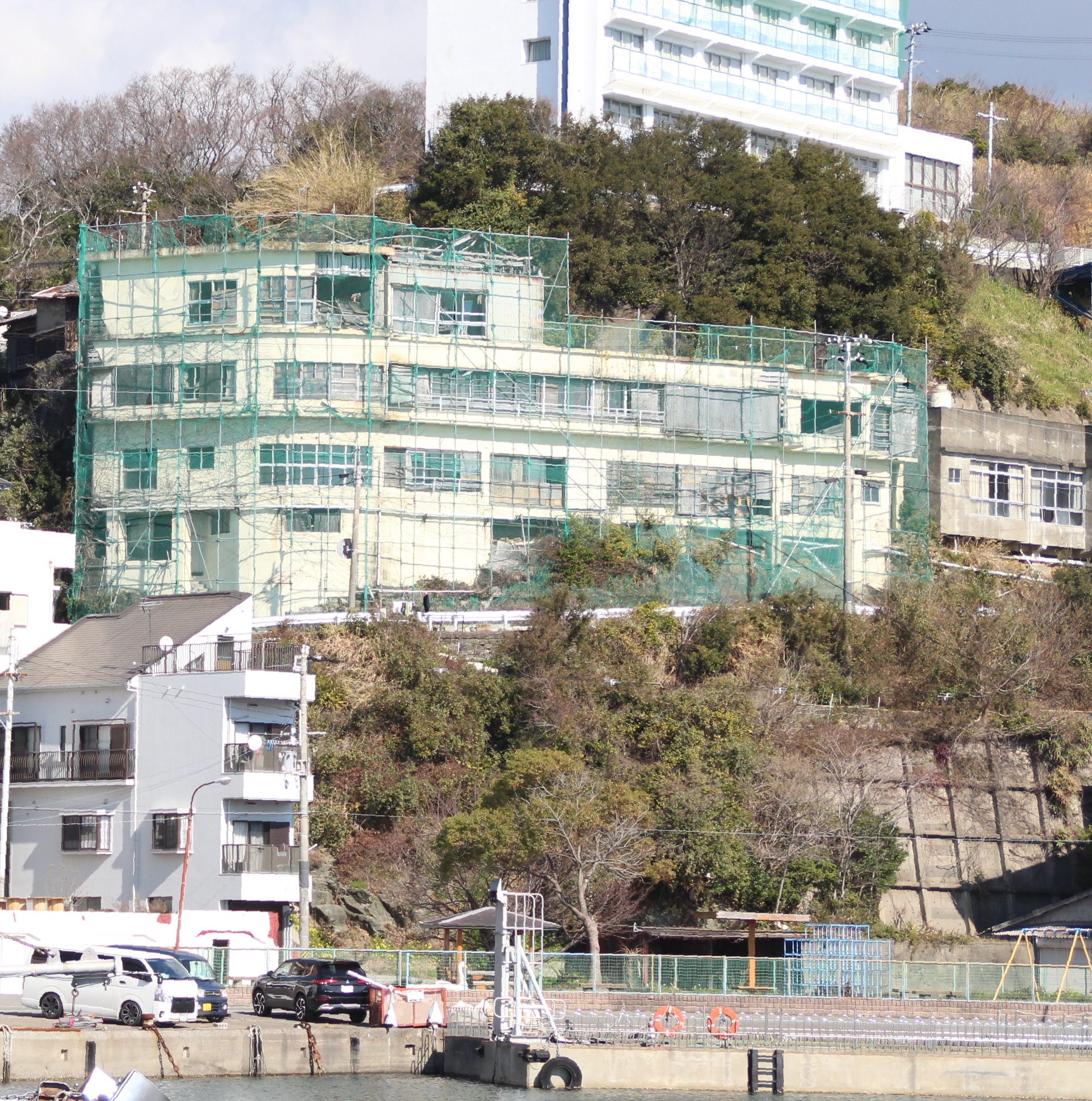 極上の温泉宿 イタリアのアマルフィのような港町を旅してたら 辿り着いた、極上の温泉宿♨️ 絶景でオシャレで、夕食がすっごく美味しいの！雑賀崎など近くの漁港で直接仕入れたお魚が 新鮮でほんと感動しました🥹