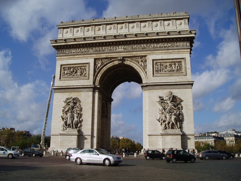 凱旋門」と言えばパリのエトワール凱旋門。英語で何と言う？凱旋門賞などの表現も紹介 Kimini英会話