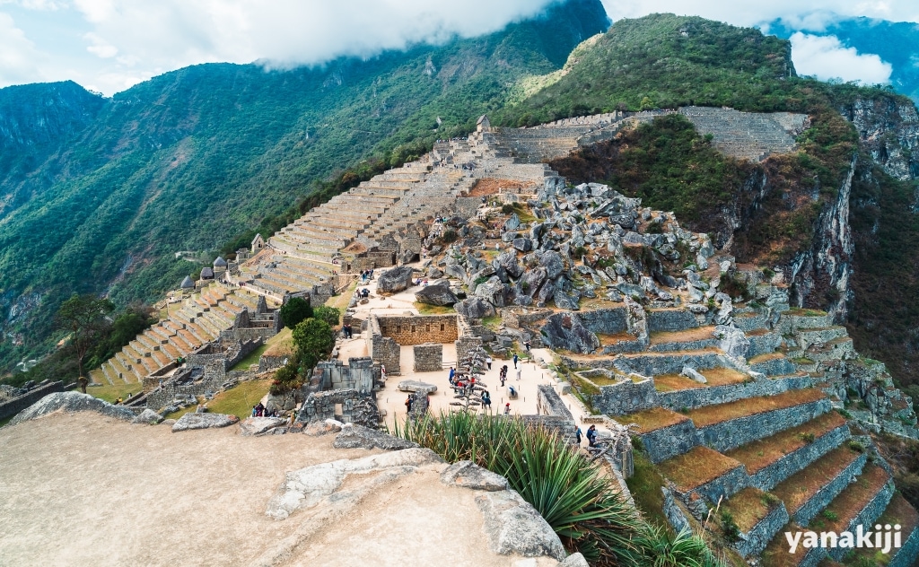 マラスの塩田。標高3,200m。 マチュピチュに行けなくなり、急遽代わりに行った場所。 ある意味マチュピチュよりも貴重な体験だった。道が狭すぎて絶対自分では運転したくないなと思った。salinerasdemarasperu南米旅行新婚旅行マラスの塩田