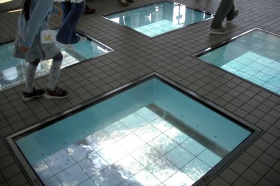 大鳴門橋渦の道 遊歩道：450ｍを往復 ☆海上45ｍ透明窓↓うず潮を見て』鳴門