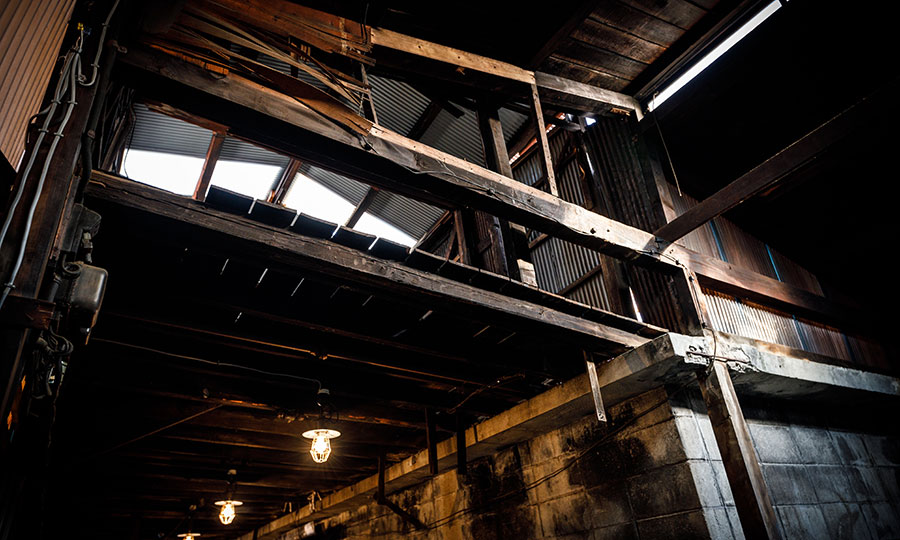 軍都」だった大阪の中心 大阪城周辺に広がる巨大な兵器工場群 終戦の前の日に大空襲が襲った 今は廃墟となった工場遺構にカメラが入る 夏休みに振り返る