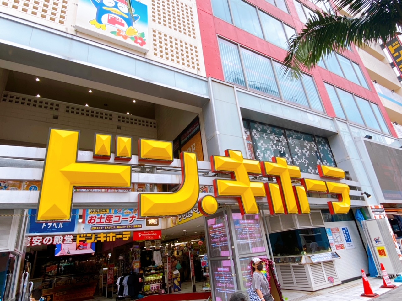 カルビープラス 沖縄国際通り店は沖縄限定の商品がたくさんでおみやげにピッタリ！店内調理ももりだくさん。スイートポテりこが美味しかった。ラブ沖縄県♪