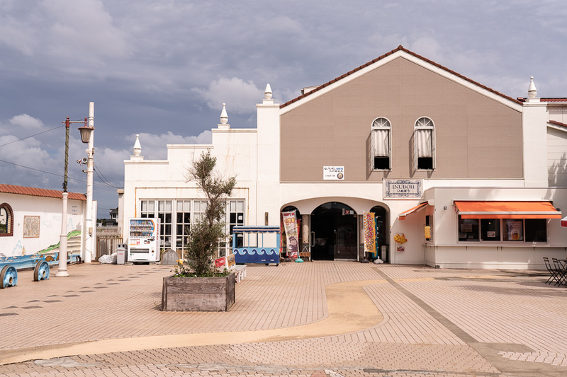 地元愛を育む 銚子電鉄『犬吠駅』のホーム内壁面にみんなでペイント2月2日 日銚子市町おこしペイントイベントに製品を提供し協賛しました。日本ペイント株式会社