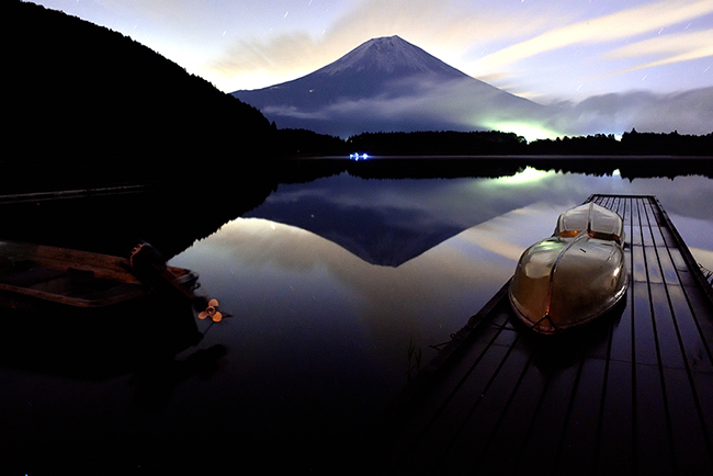 田貫湖から撮る富士山と星空 南の天の川よるがお