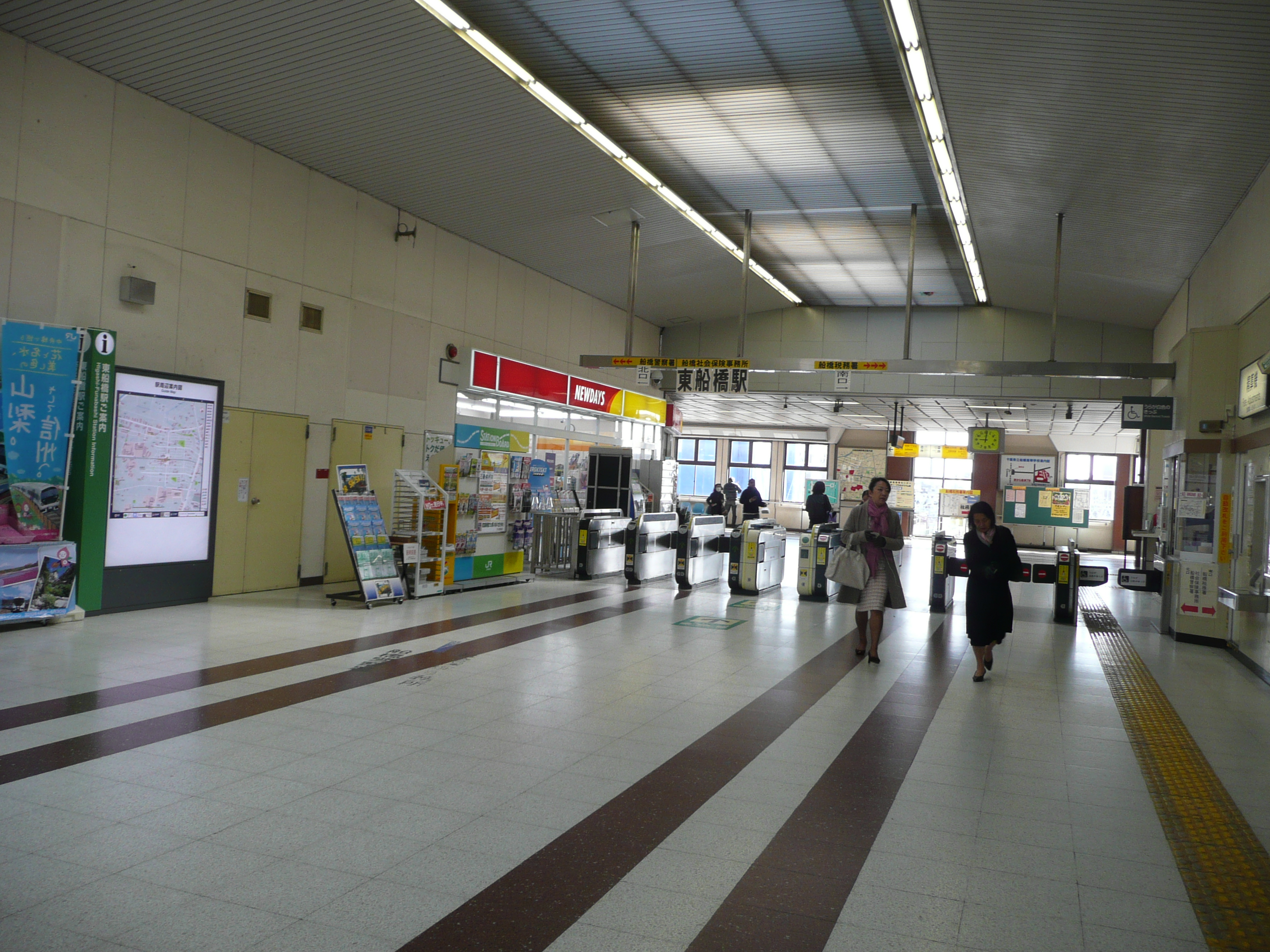 京成船橋駅改札外 食物販やポップアップストアに最適な人の流動が多い改札前コンコース -