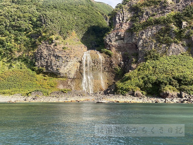 ウトロ港からルシャコースクルーズ ゴジラ岩観光RIKOのおひとりさま～札幌シティガイド・北海道観光マスターの北海道旅行情報・温泉ソムリエマスターの温泉情報～登山、旅行、食べ歩き