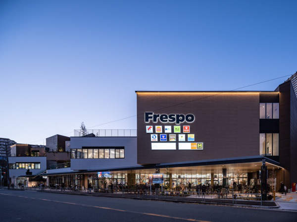 フレスポ阿波座大阪メトロ「阿波座駅」徒歩3分。スーパーやドラッグストアなど、暮らしに便利なショッピングモール