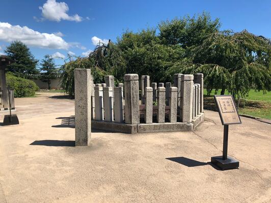 姫路城内に、なんと「播州皿屋敷」の「お菊井戸」がありました😮 お菊さんといえば、「番町皿屋敷」だと思っていましたが