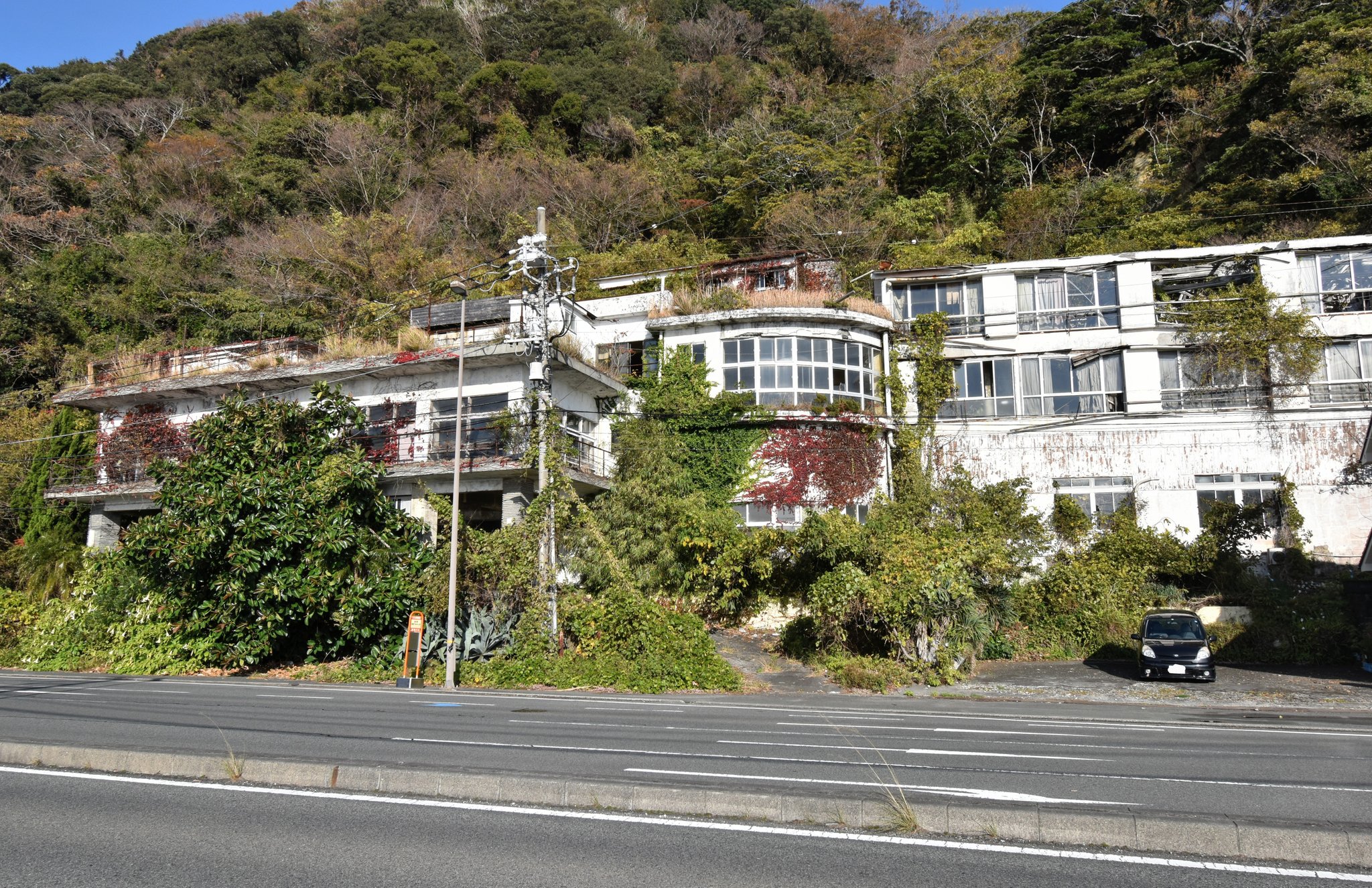 心霊スポット化」したホテルで火事 20年以上前に廃業、入口前に