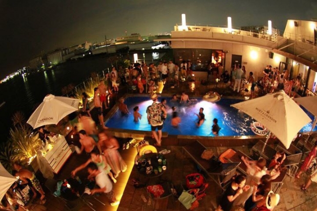 国内最大の「ナイト」プール ラグーナテンボス！ そのオープンニングは