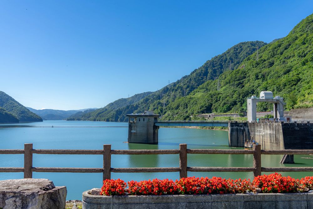 Amazon.co.jp: 御母衣ダムと荘白川地方の50年 : 浜本篤史: