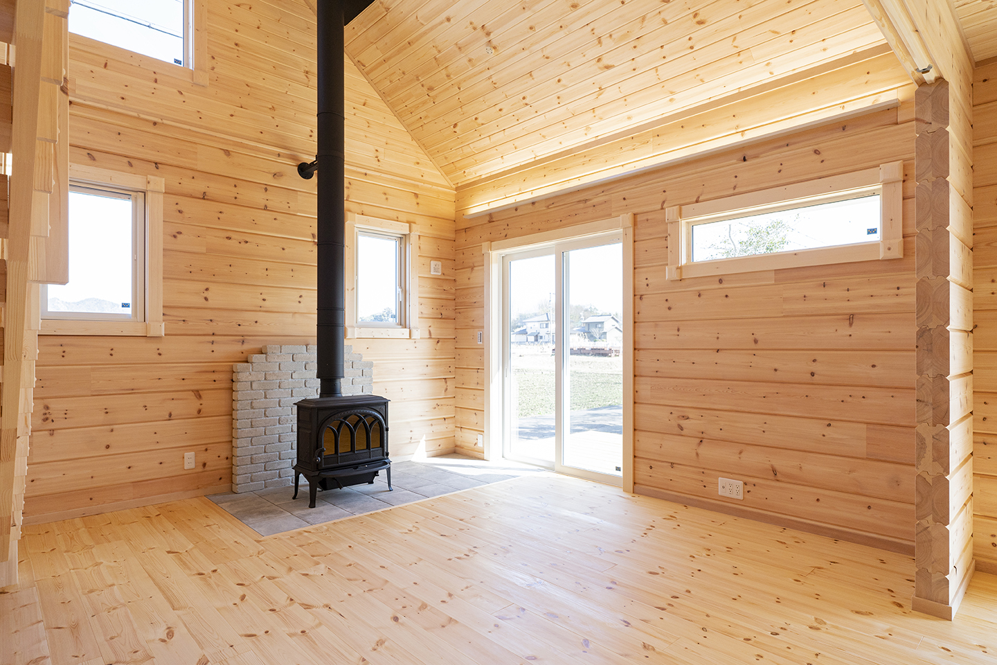 雪の積もったカナディアンログハウス バンフNP カナダ