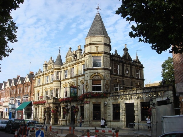 イーリング・ブロードウェイの人気物件、24時間コンシェルジュ付きのモダンな2ベッドルームフラット - Japan London