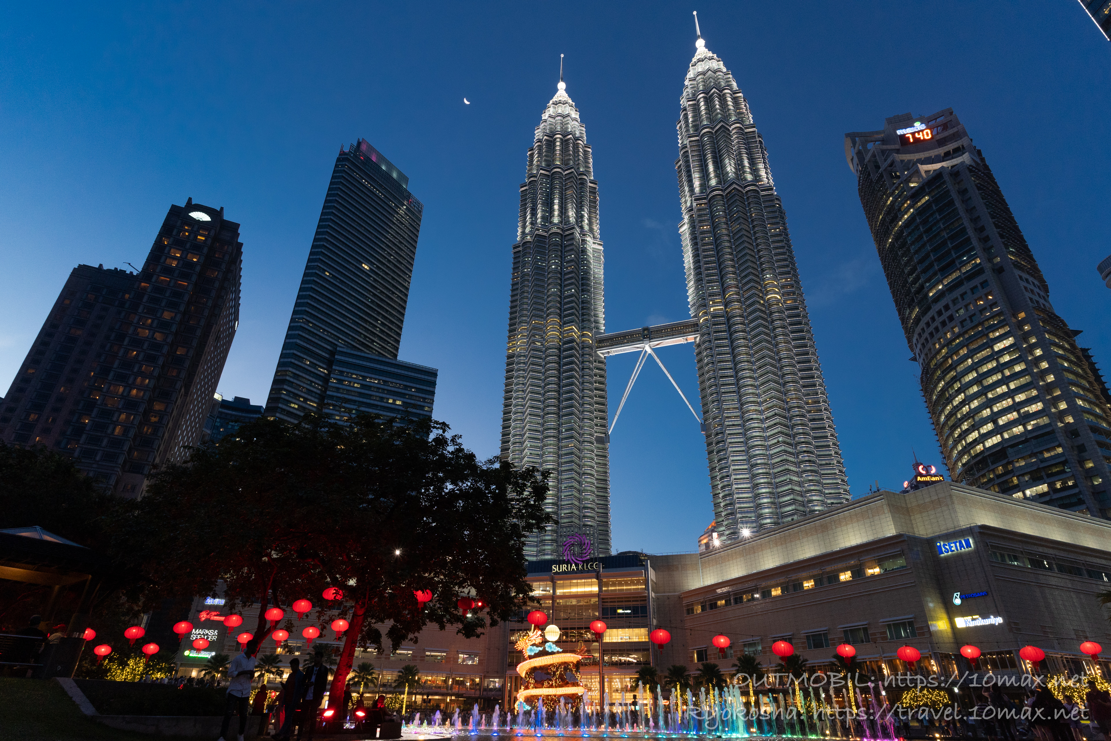 マレーシア・クアラルンプール 迫力満点の観光名所ペトロナスツインタワ