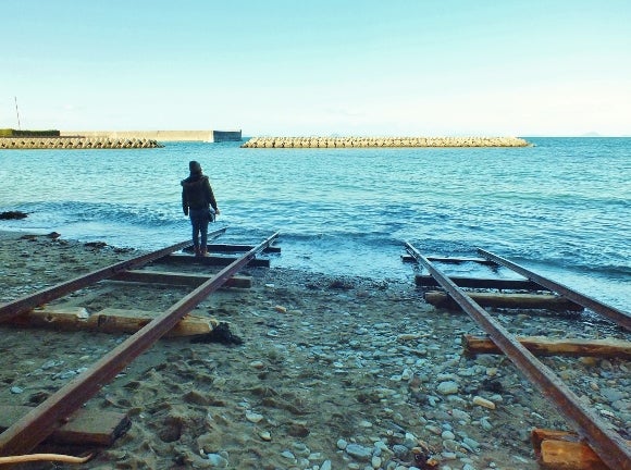 青石海岸:まるでジブリの世界 ・:*✴︎海に沈む線路♡ - TRIPROUD