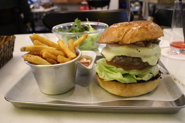 水道橋のおしゃれなカフェ「SUNDAY」で人気のハンバーガーを 公式