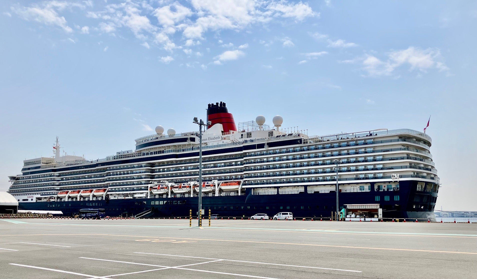 豪華客船クイーン・エリザベス号の現在地クマリス クルーズ