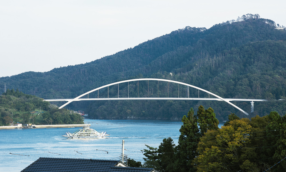気仙沼と大島を結ぶ「気仙沼大島大橋」開通。大島側の一番乗りは自転車？ - トラベル Watch