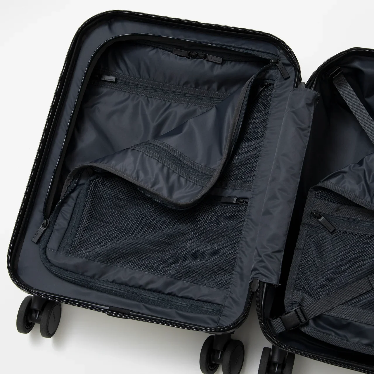 スマートに持ち運ぶ。アウトドアブランド発「新作キャリーバッグ」の魅力に迫るキャンプ・アウトドア情報メディアhinata