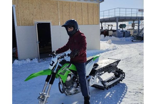 北海道千歳市 ☆免許不要スノーバイク体験☆バイク・スノーモービル と感覚が違う？！直接乗ってお試しあれ！爽快に走り抜ける冬だけの特別なアクティビティ！≪18歳～体験可能≫アソビュ