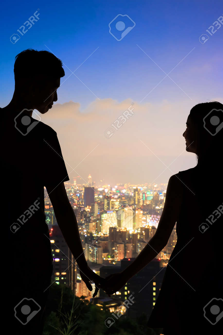 人物 カップル 夜景 キスの写真素材