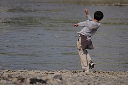 仁淀川で、水切り その青さに癒されながら、子どもに戻れる遊び あそぶ公式 小さな村の小さなゲストハウス Eat&Stay