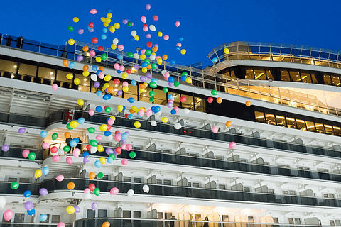 神戸港に世界最大級の豪華客船「QUANTUM OF THE SEA