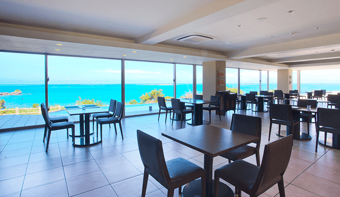 南国チックなインテリアと大パノラマな絶景にウットリな南城市のオシャレカフェOOLOO