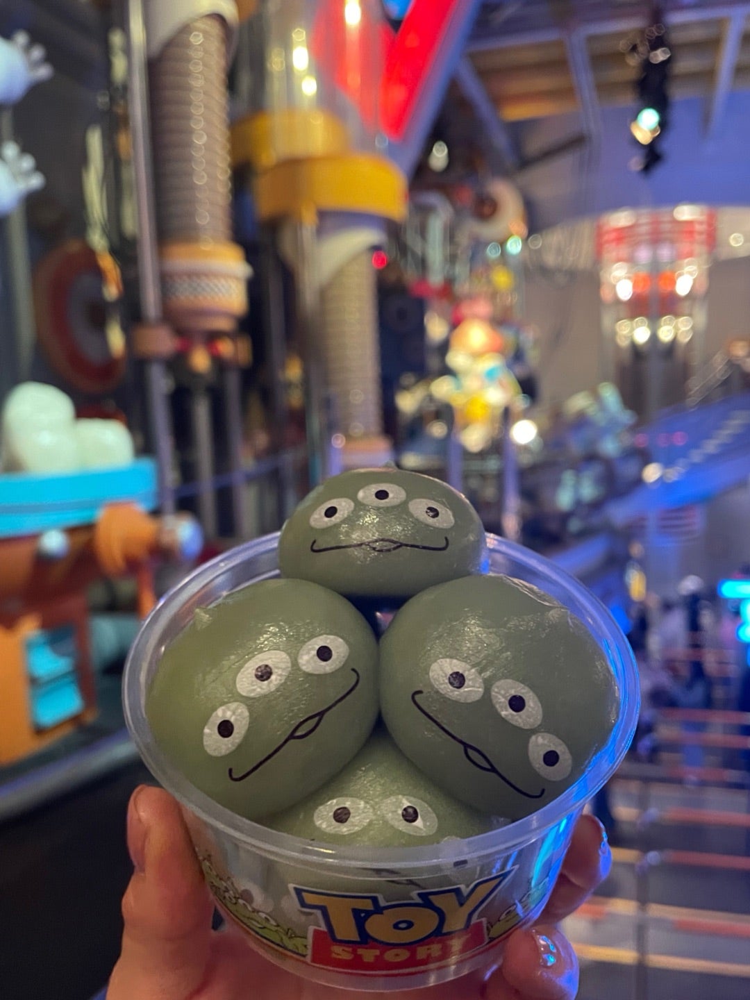 東京ディズニーランド「リトルグリーンめん」はキュートなカップ麺！販売店舗はどこ？ 今買うべき映え土産TABIZINE～人生に旅心を～