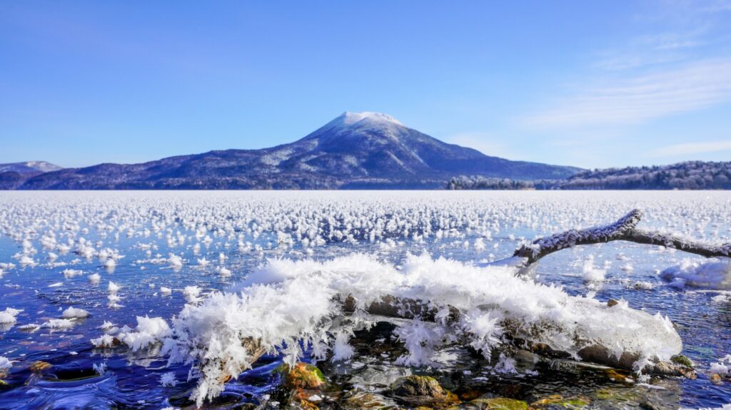 北海道 冬の絶景21選白銀の大自然を満喫するアクティビティや絶景、雪まつりやイルミネーションなど、冬 だからこその幻想的な雪と氷の世界を体験！るるぶ&more
