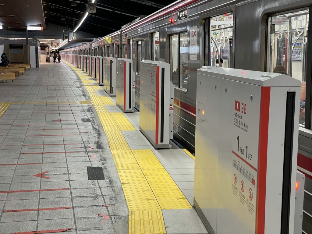 新大阪駅の新幹線26番線には5mの大開口ホームドアが設置されている。車輪なしの片持ち構造だ！ - シュミカコ