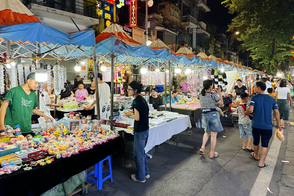 ベトナムハノイの朝市 青空市場 での買物風景です