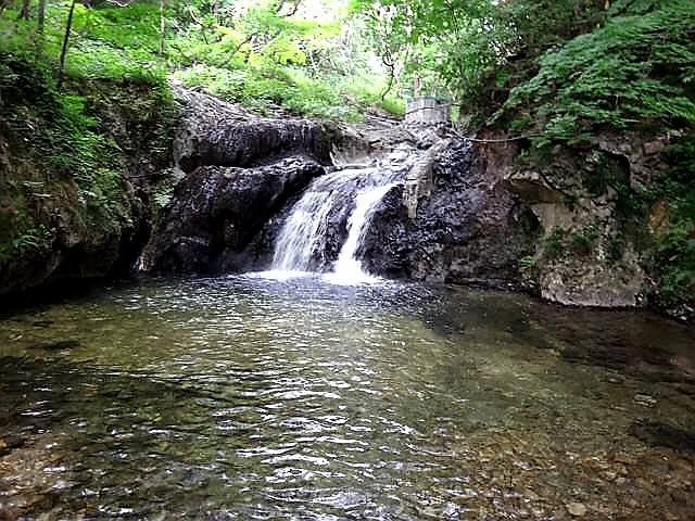 吹上温泉 峯雲閣 日帰り入浴記「天然の滝つぼを利用した大露天風呂」 -