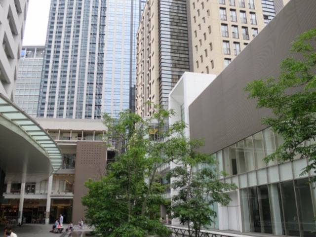 2021年12月、クリスマスシーズンの大阪・福島ほたるまち港にラバーダックが登場