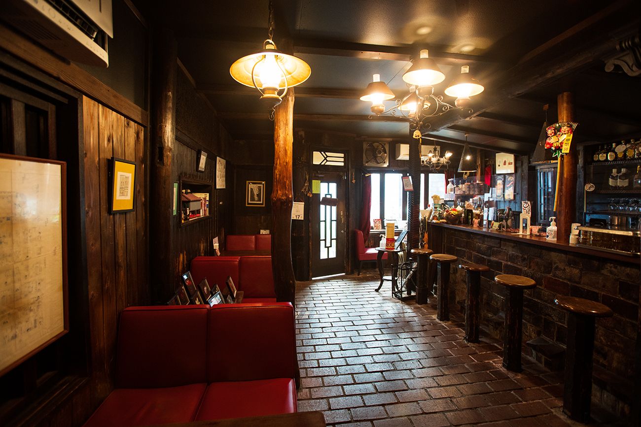 東京・神保町『ラドリオ 』の窓際の席が好きという、平野紗季子さん @sakikohirano 。憧れを寄せるナポリタンは「ふよふよ脱力した甘いナポリタンとは違う世界の食べ物だ」。最新号「