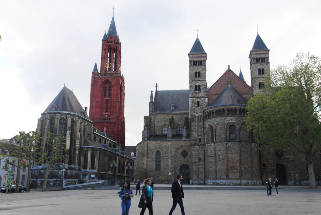 観光客は伝統的な古い町並みとオランダユトレヒトの建物に沿って歩いています - オランダのストックフォトや画像を多数ご用意 -