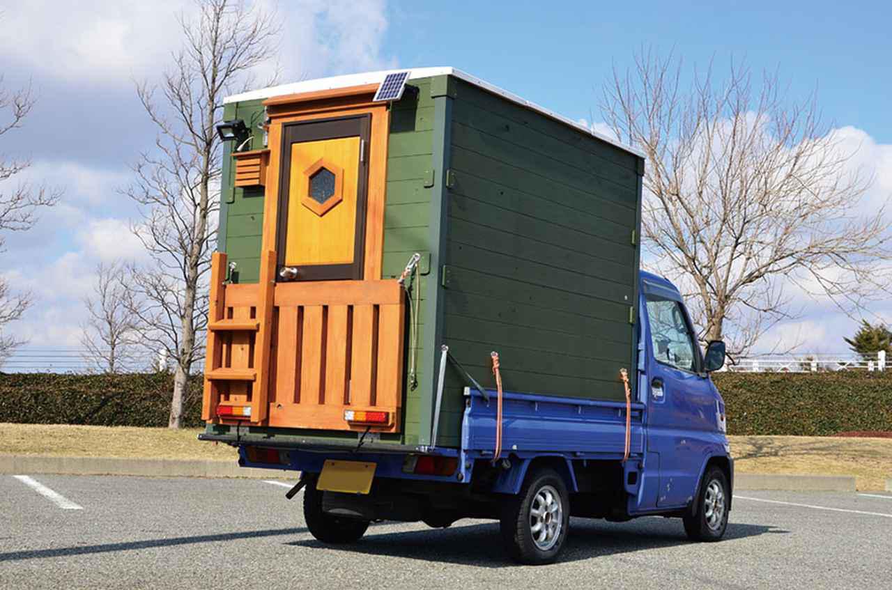 軽トラの荷台に“家”をつくり、大工仕事を学び始めた手塚純子さんは、人生のテーマの根底にあるのは「自由」だと言います。昭和の家から考える“地域の未来”とは？greenz.jp グリーンズ