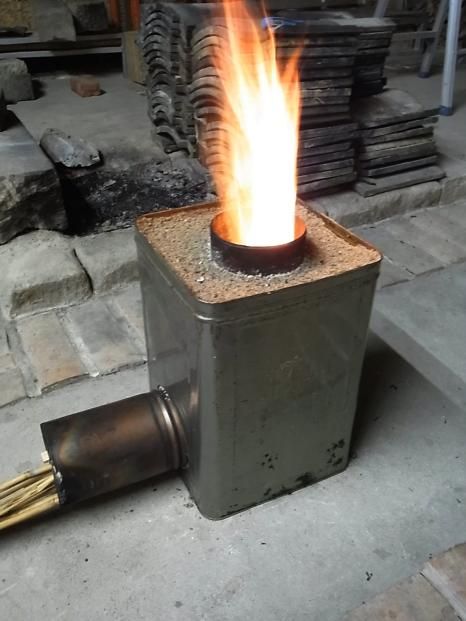 5分で作れて意外と性能がいい、一斗缶カマドの作り方 - Blog「自給知足がおもしろい」