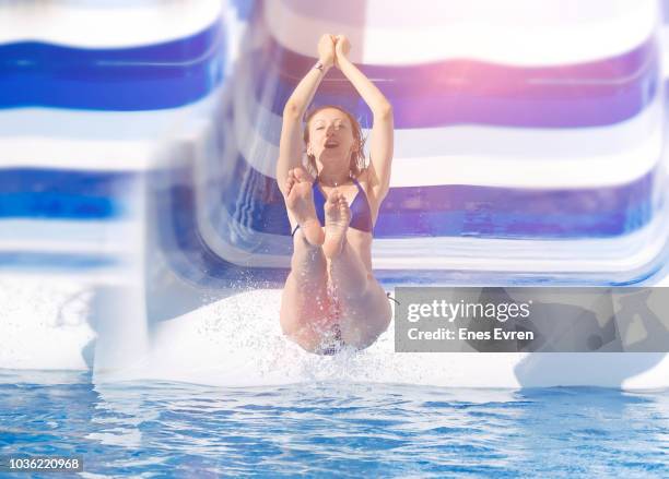 水着の女の子二人組とウォータースライダーのイラスト素材90059750- PIXTA